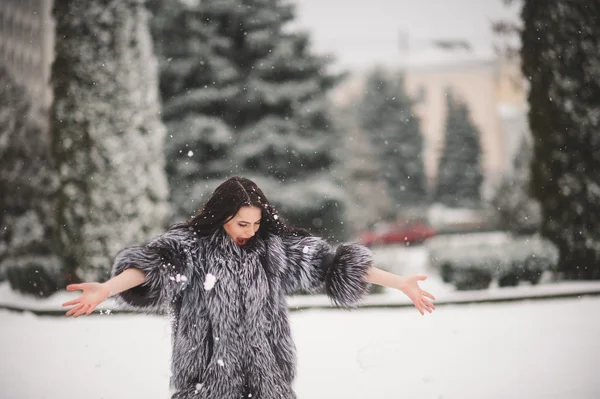 Güzellik kız ile kar kış portresi — Stok fotoğraf