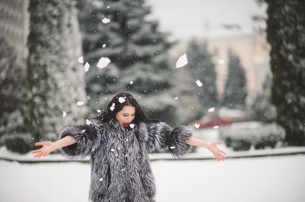 Winter Porträt der Schönheit Mädchen mit Schnee — Stockfoto