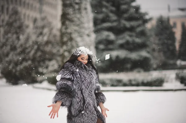 Retrato de inverno da menina beleza com neve — Fotografia de Stock