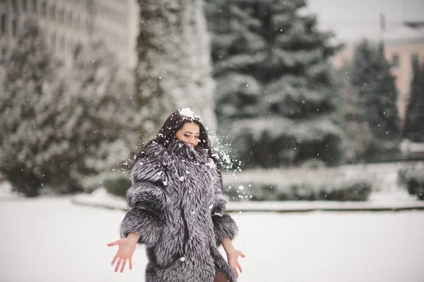 Winter Porträt der Schönheit Mädchen mit Schnee — Stockfoto