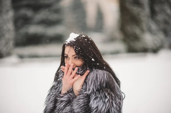 雪で美少女の冬の肖像 — ストック写真