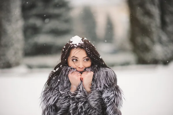Зимовий портрет краси дівчини зі снігом — стокове фото