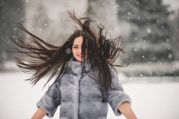 Retrato de invierno de chica de belleza con nieve — Foto de Stock