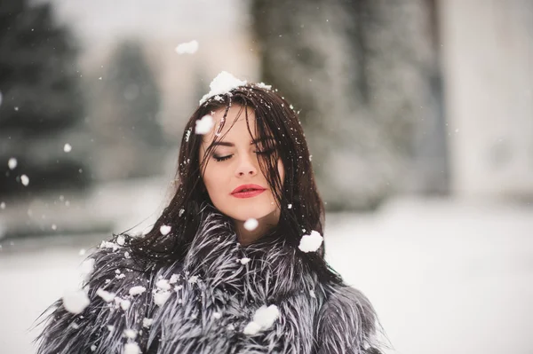 Retrato de inverno da menina beleza com neve — Fotografia de Stock