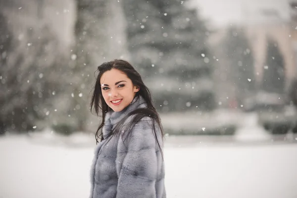 Retrato de invierno de chica de belleza con nieve — Foto de Stock