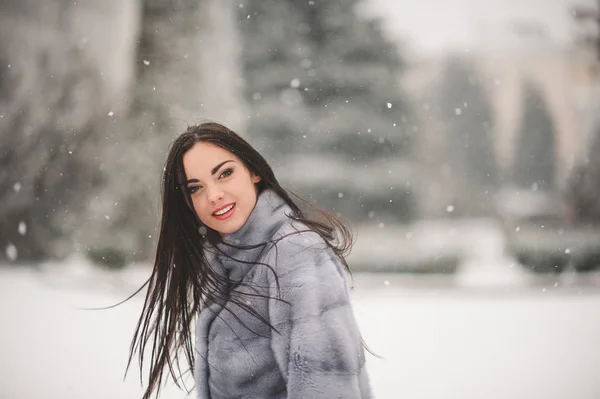 Güzellik kız ile kar kış portresi — Stok fotoğraf