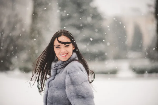 Retrato de inverno da menina beleza com neve — Fotografia de Stock