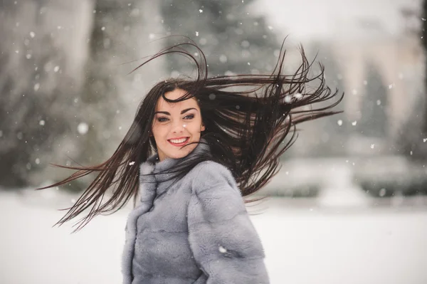 Зимовий портрет краси дівчини зі снігом — стокове фото