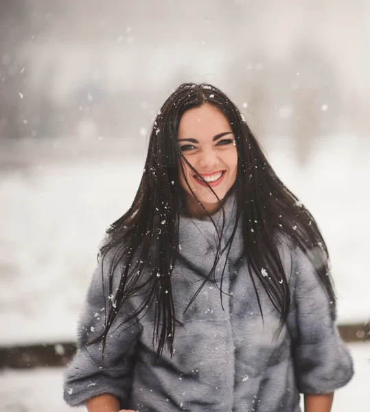 Portrait d'hiver de beauté fille avec neige — Photo