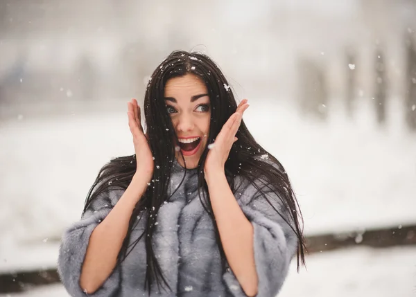 Winter Porträt der Schönheit Mädchen mit Schnee — Stockfoto