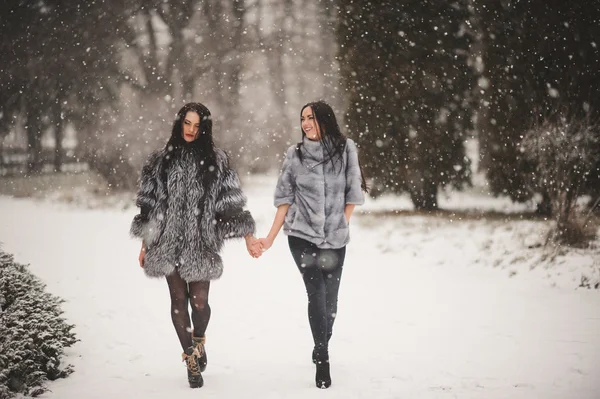 Funny girls enjoying winter weather — Stock Photo, Image