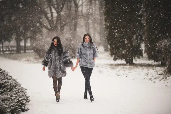 Смешные девушки наслаждаются зимней погодой — стоковое фото