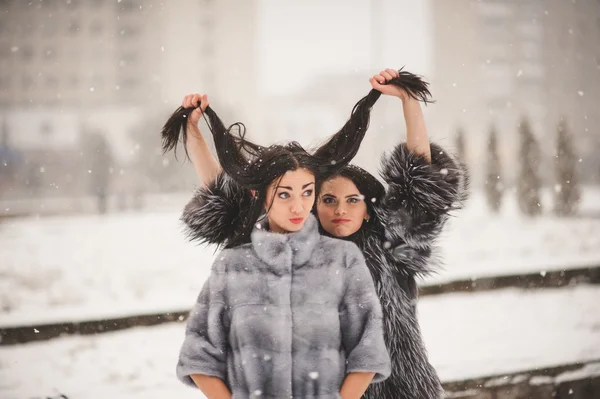 Chicas divertidas disfrutando del clima de invierno — Foto de Stock