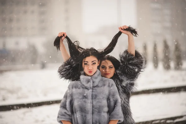 Fete amuzante care se bucură de vreme de iarnă — Fotografie, imagine de stoc
