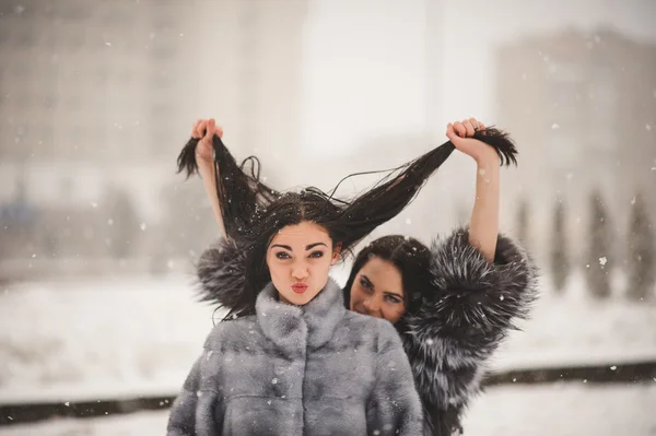 Ragazze divertenti godendo il tempo invernale — Foto Stock