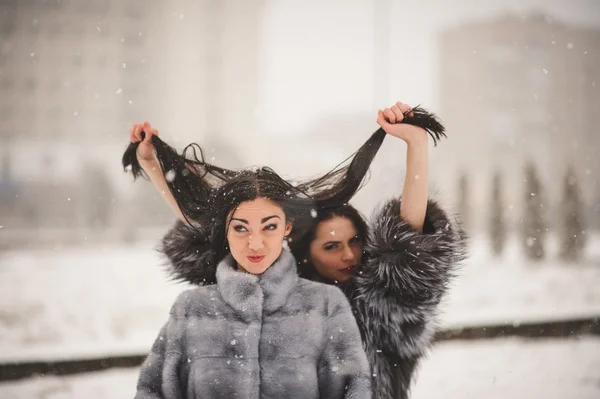 Vtipné dívky užívat zimní počasí — Stock fotografie