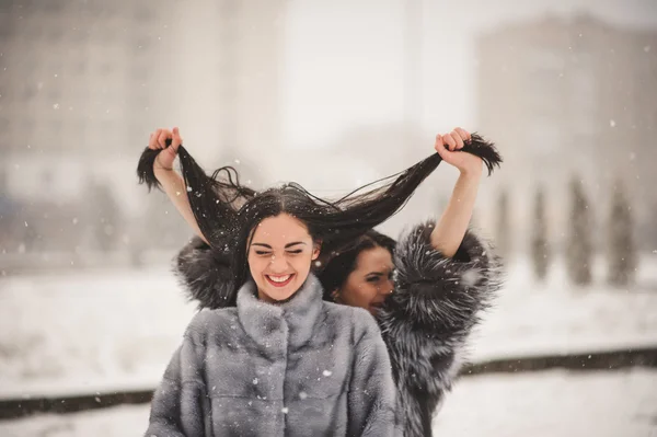 Chicas divertidas disfrutando del clima de invierno — Foto de Stock