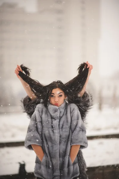 Chicas divertidas disfrutando del clima de invierno — Foto de Stock