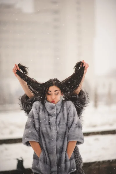 Meninas engraçadas desfrutando do tempo de inverno — Fotografia de Stock