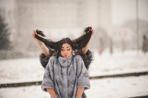 有趣的女孩享受冬天的天气 — 图库照片