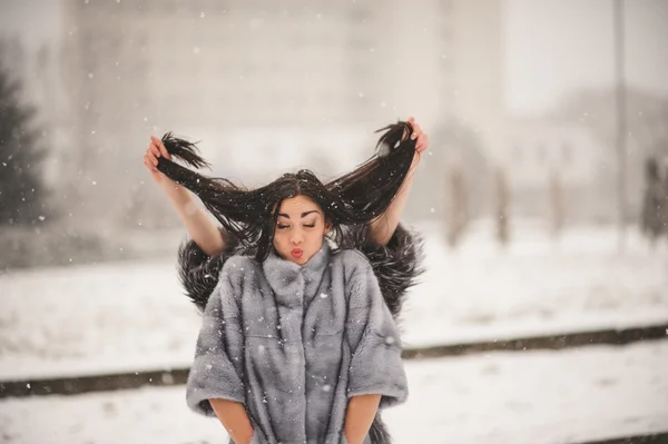 Chicas divertidas disfrutando del clima de invierno — Foto de Stock