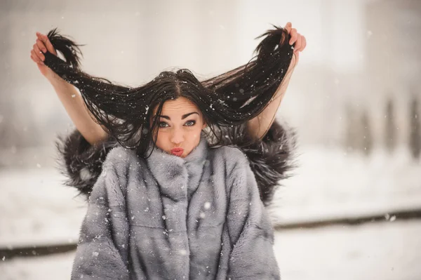 Funny girls enjoying winter weather — Stock Photo, Image