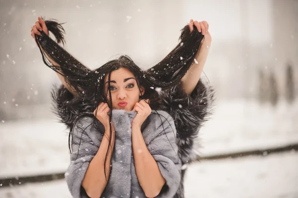 Chicas divertidas disfrutando del clima de invierno — Foto de Stock