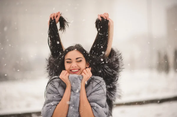 Drôles de filles profiter du temps d'hiver — Photo