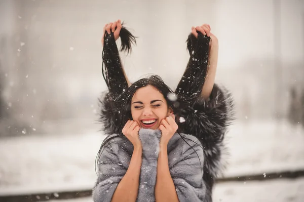 Funny girls enjoying winter weather — Stock Photo, Image