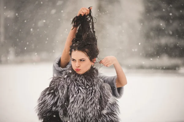 Komik kız kış hava zevk — Stok fotoğraf