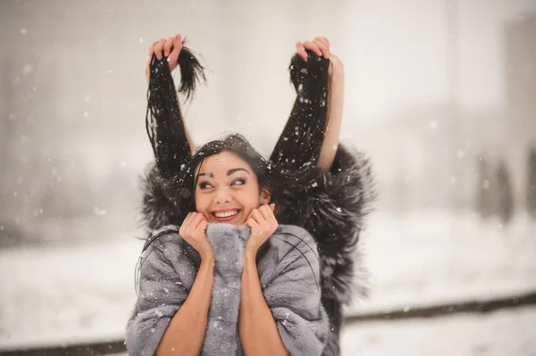 Meninas engraçadas desfrutando do tempo de inverno — Fotografia de Stock