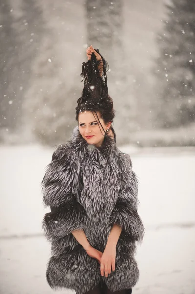 Funny girls enjoying winter weather — Stock Photo, Image