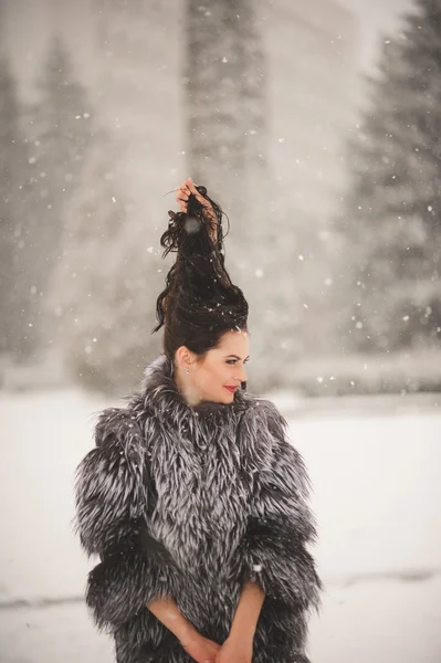 ผู้หญิงตลกเพลิดเพลินกับสภาพอากาศฤดูหนาว — ภาพถ่ายสต็อก