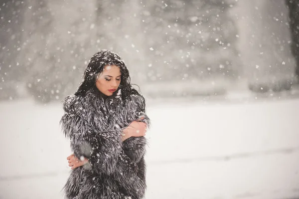 รูปภาพฤดูหนาวของสาวสวยที่มีหิมะ — ภาพถ่ายสต็อก