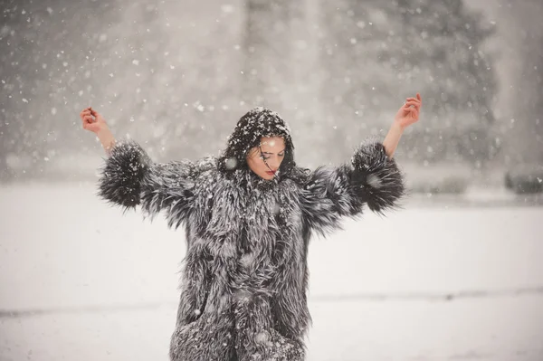 Winter portrait of Beauty girl with snow — Stock Photo, Image