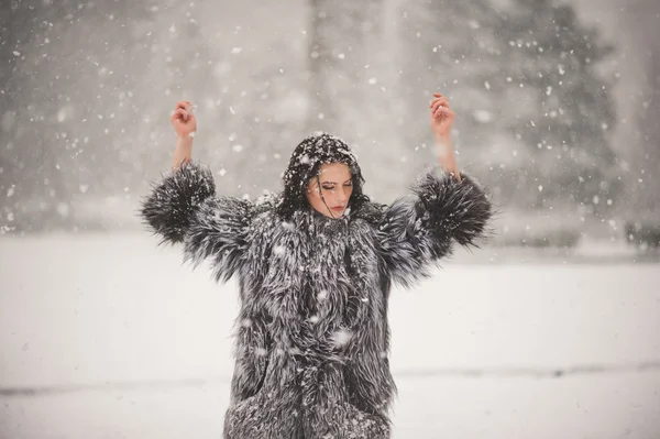 Winter portrait of Beauty girl with snow — Stock Photo, Image