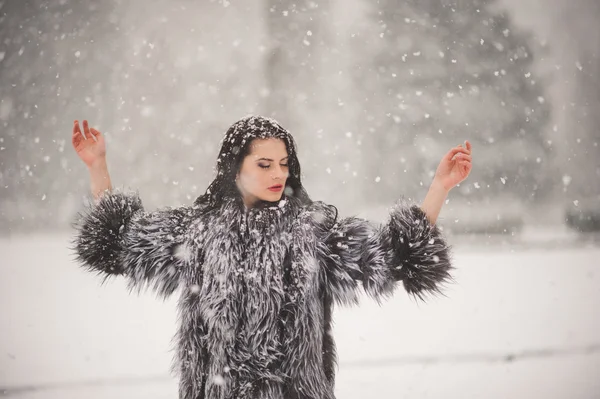 รูปภาพฤดูหนาวของสาวสวยที่มีหิมะ — ภาพถ่ายสต็อก