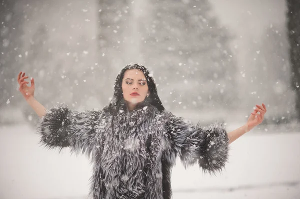 Retrato de invierno de chica de belleza con nieve — Foto de Stock