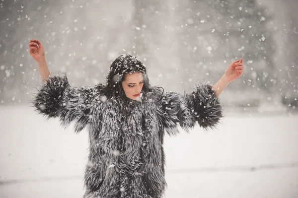 Retrato de invierno de chica de belleza con nieve — Foto de Stock