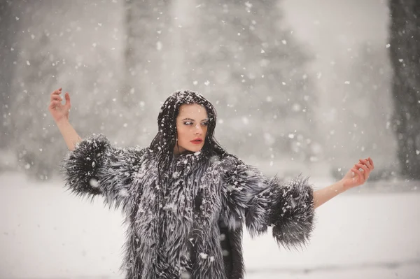 Retrato de inverno da menina beleza com neve — Fotografia de Stock