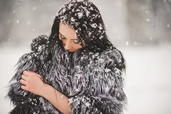 Зимний портрет девушки красоты со снегом — стоковое фото