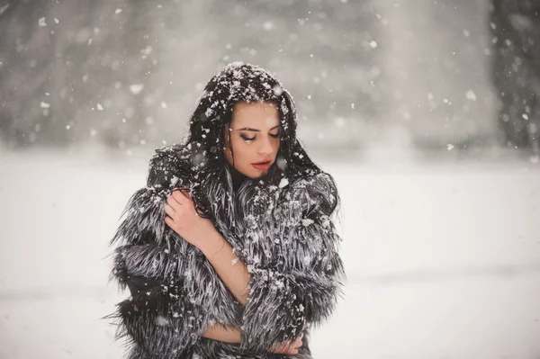 Retrato de inverno da menina beleza com neve — Fotografia de Stock