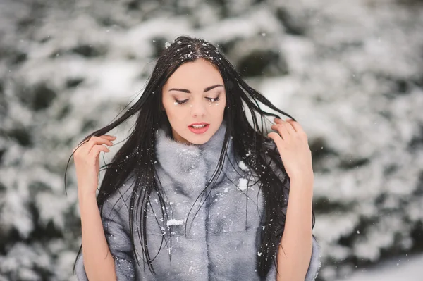 Winter Porträt der Schönheit Mädchen mit Schnee — Stockfoto