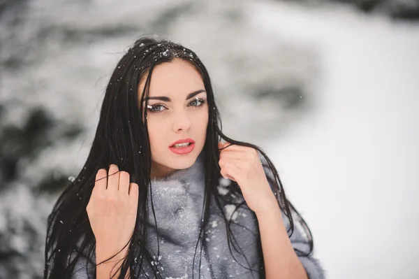 Güzellik kız ile kar kış portresi — Stok fotoğraf
