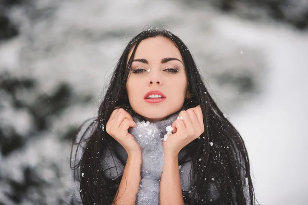 雪で美少女の冬の肖像 — ストック写真