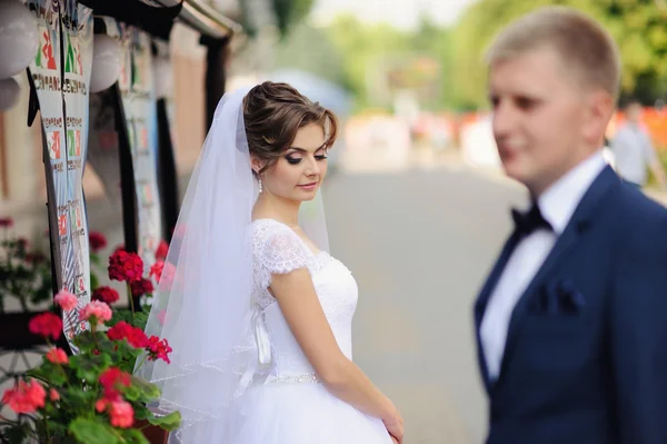 Boldog menyasszony és vőlegény az esküvőjükön — Stock Fotó