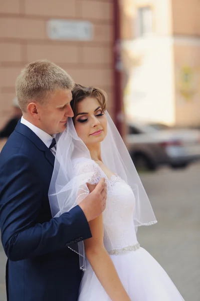 Boldog menyasszony és vőlegény az esküvőjükön — Stock Fotó