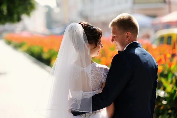 Glad brud och brudgum på deras bröllop — Stockfoto