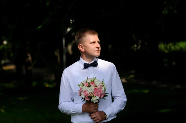 Bonito noivo no casaco de casamento — Fotografia de Stock