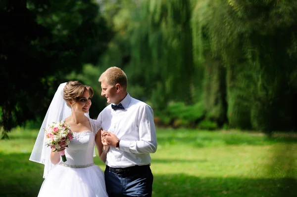 Noiva feliz e noivo em seu casamento — Fotografia de Stock